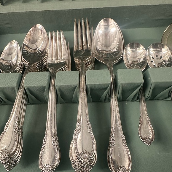 57 Piece Cutlery Old World Very Vintage 1847 Rogers Bros. Remembrance Collection - Picture 4 of 12